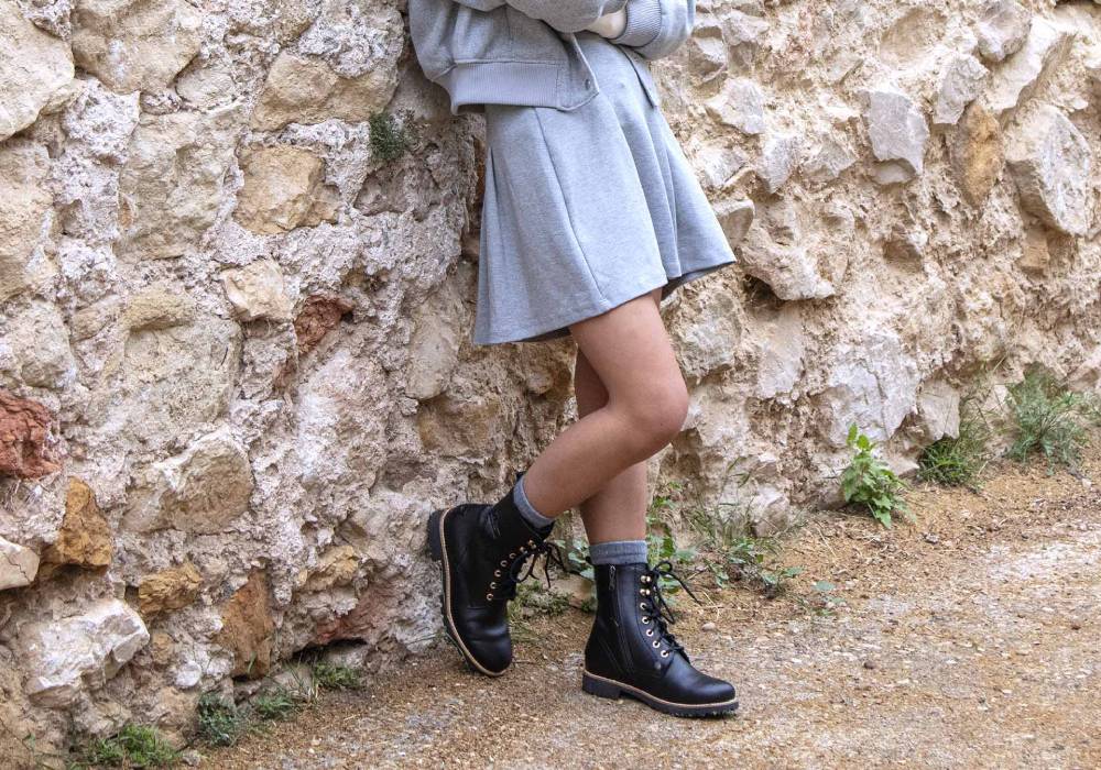Ideas de outfits con botas de cuero de mujer