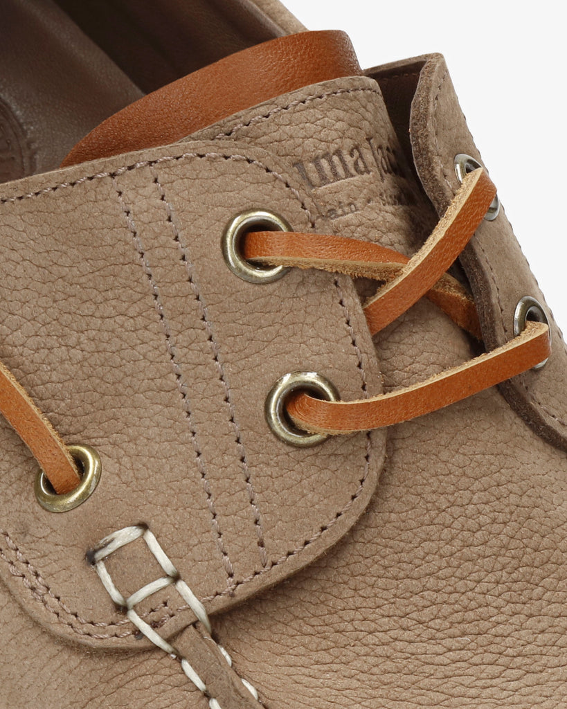 Boat náutico de piel con forro interior de piel. taupe