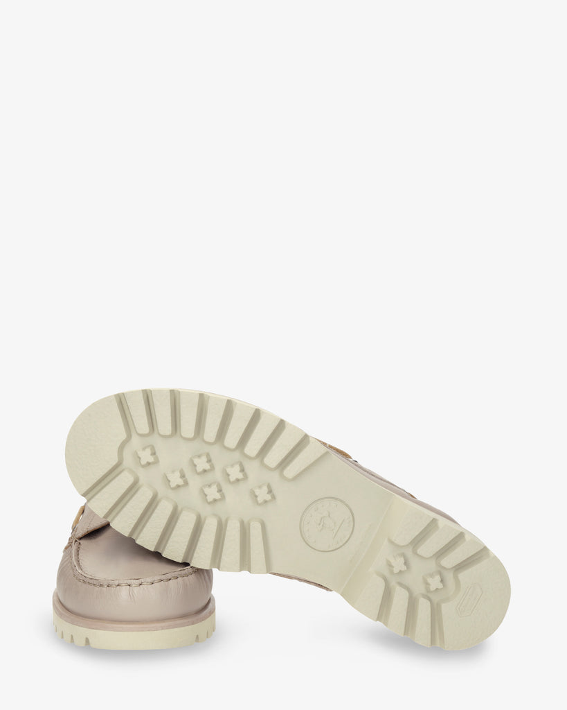 Boat náutico de piel con forro interior de piel. taupe