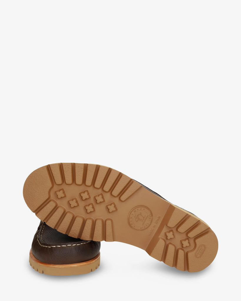 Boat náutico de piel con forro interior de piel. marron