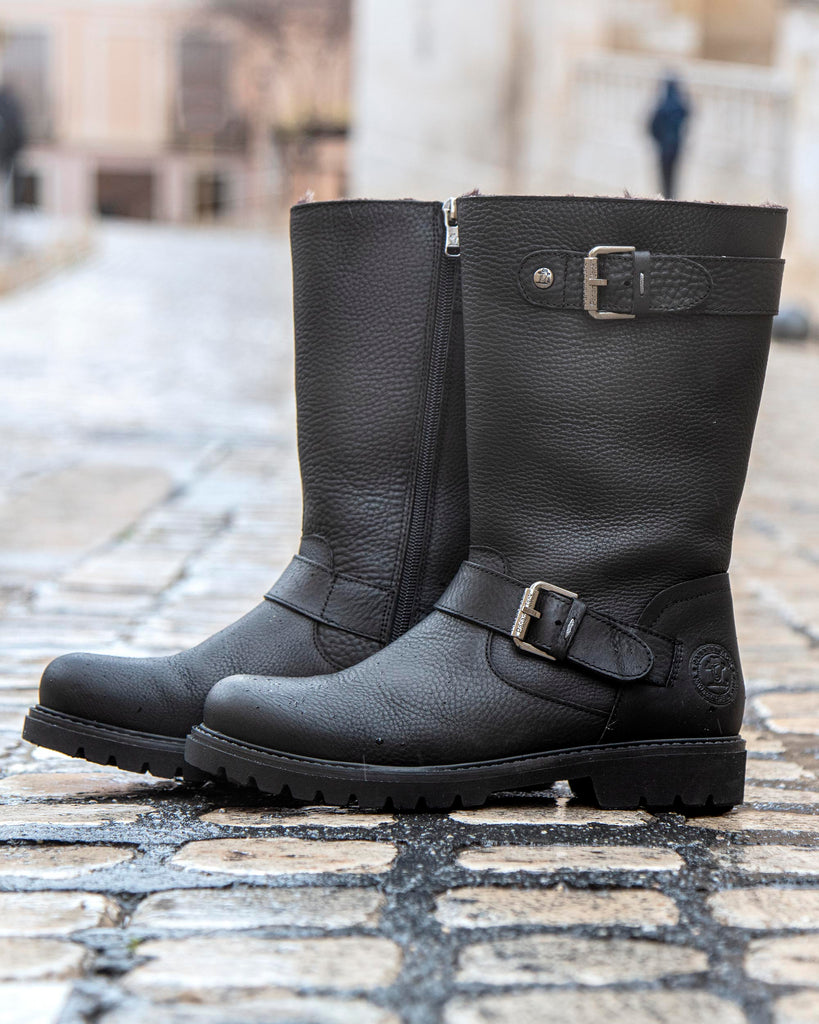 Fergie botas de piel con forro interior de pelo. negro