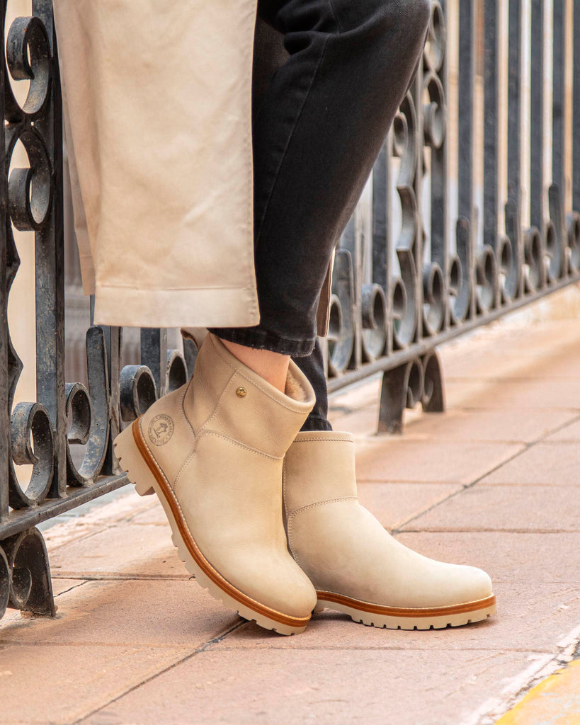 Grace botas de piel con forro interior de pelo. crudo