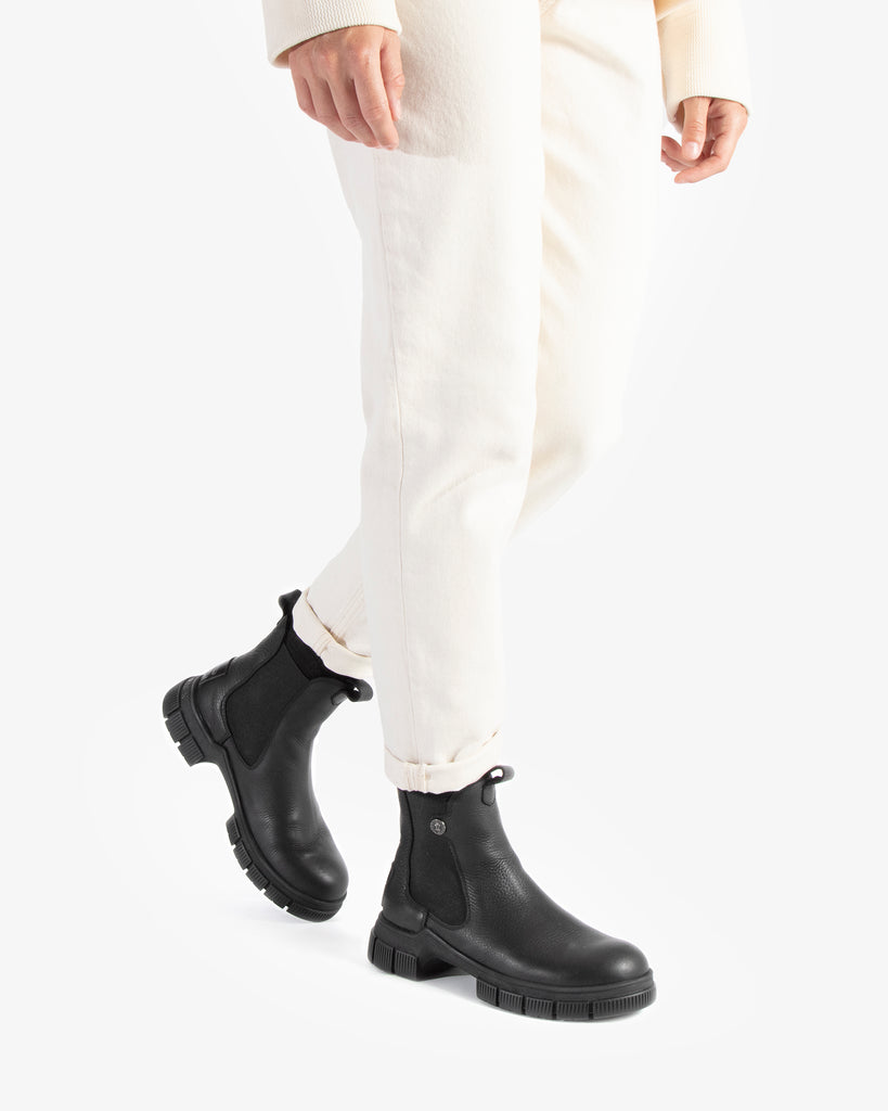 Nery Igloo botines de piel con forro interior de pelo natural. negro